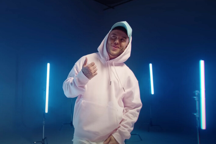 „Aj low ju” – Nowy hit Kacpra Pluty zdobywa serca fanów disco polo i bije rekordy! Jest wysoko na YouTube!