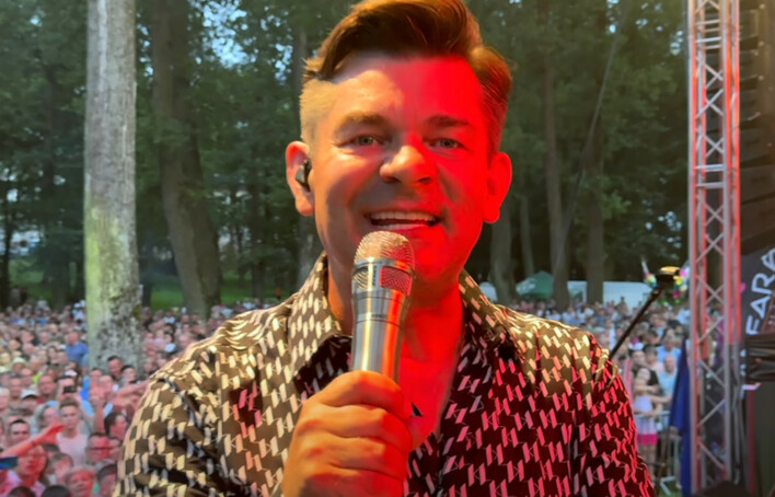 Zenon Martyniuk Akcent w wielki hicie „Czekam Na Ciebie„ podbija serca fanów na koncercie w Fałkowie!

