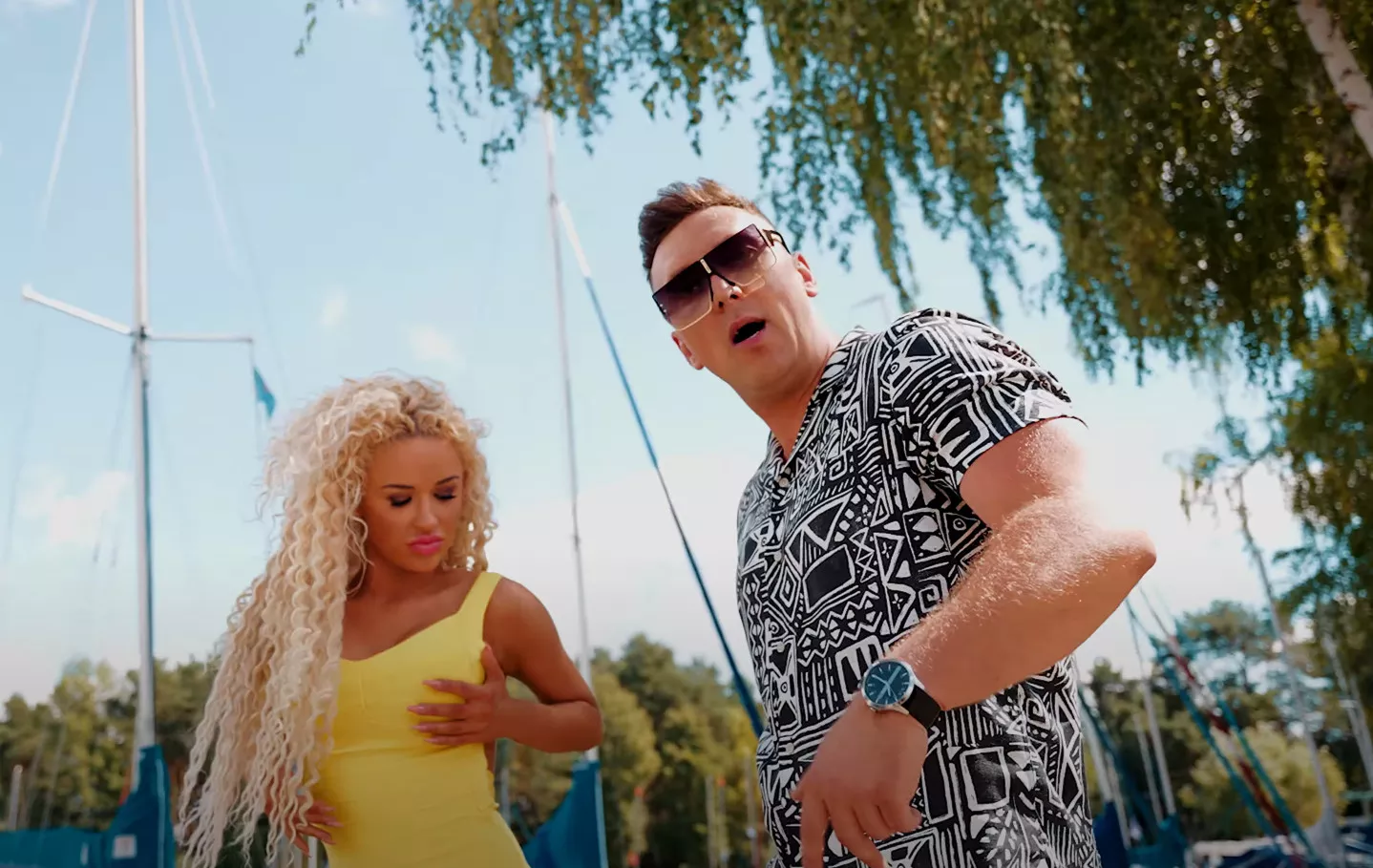 Albik przedpremierowo z nowością pt. „Kozak jesteś mała„. Znana blondynka w klipie zagwarantuje sukces?