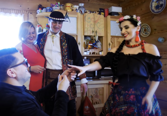 Wokalista disco polo przyłapany w Karczmie?! Zobaczcie jak się bawi! To VIDEO to hit?! 