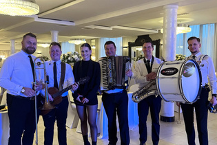 Altess aktywnie koncertuje jesienią. Zespół utrzymuje intensywny sezon weselny