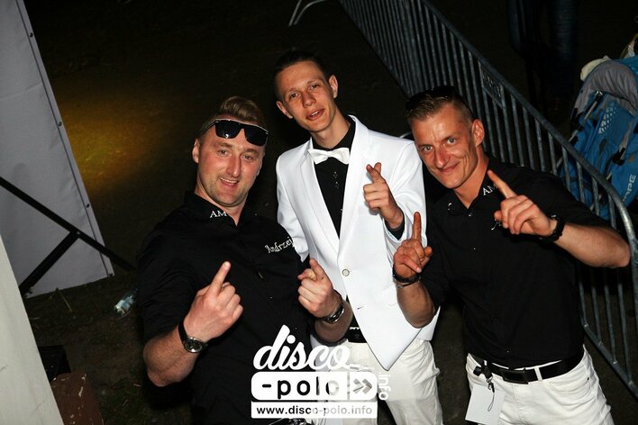 AM wojują! Teledysk "Kocham Cię" w wersji koncertowej | PREMIERA