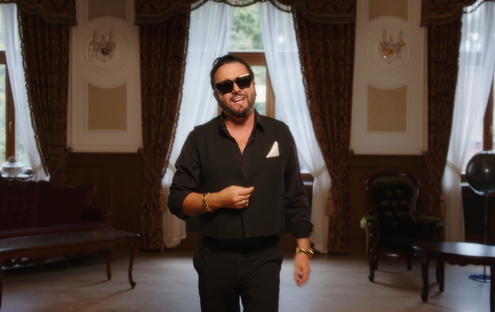 Andre prezentuje nowość „Tak blisko kochanie”. Ten klimat kochają Polacy!