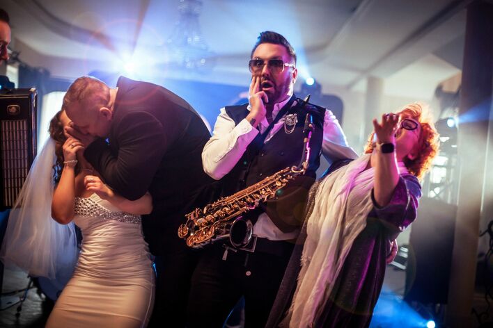 Andre świętuje sukces! Jego weselny hit pt. „Biała sukienka„ podbija internet!