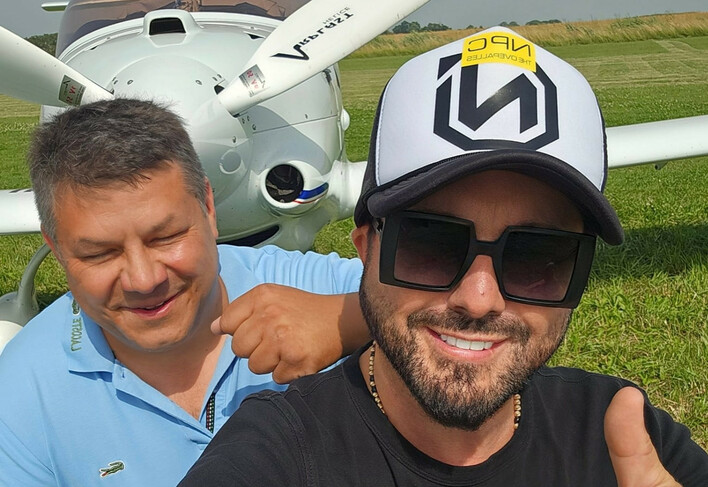 Znany gwiazdor disco polo Andre w podróży prywatnym samolotem! Co za luksus?! Zobacz ZDJĘCIA