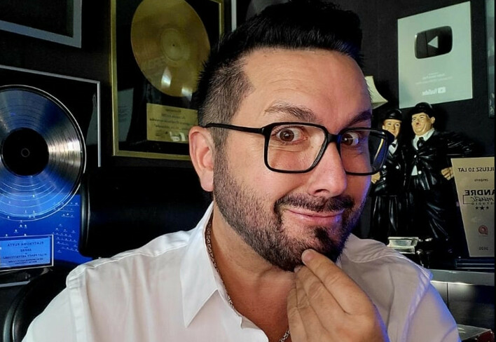 Andre wraca na muzyczne parkiety z nowym hitem? Końcówka lata w rytmie „Hallo.. Czy Pani Jest Wolna?„

