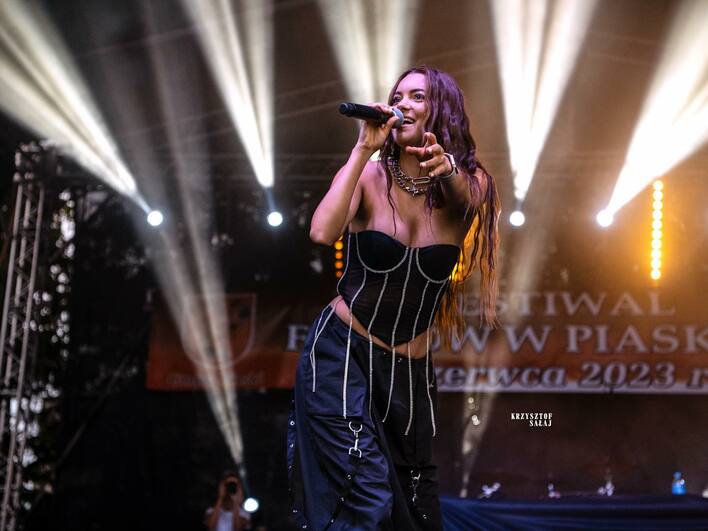 Nie uwierzysz, jak pięknie i ponętnie wygląda Angelika Żmijewska gwiazda zespołu Topky! Jej uroda oszałamia wszystkich!