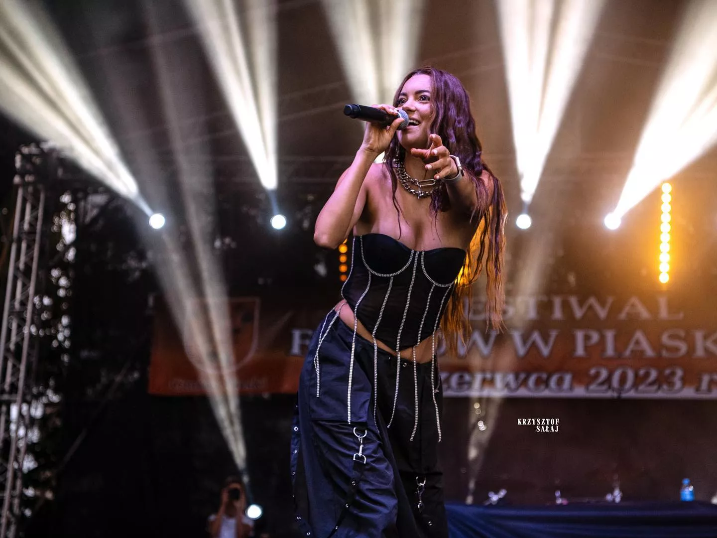 Nie uwierzysz, jak pięknie i ponętnie wygląda Angelika Żmijewska gwiazda zespołu Topky! Jej uroda oszałamia wszystkich!