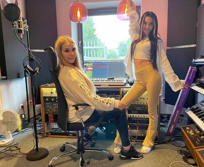 Topky idą po sukces! Angelika Żmijewska i Paula Karpowicz przygotowały kolejną premierę! Fani disco polo zachwyceni! 