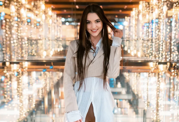 Angelika Żmijewska uwodzi w obcisłych legginsach podczas sesji zdjęciowej! Internauci skomentowali figurę wokalistki ”Coraz piękniejsza”!
