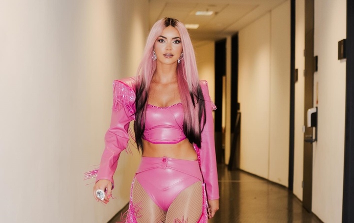 Pokazała za dużo?! Angelika Żmijewska w skąpej różowej stylizacji! Wygląda jak gwiazda Hollywood