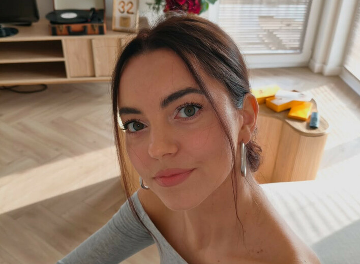 Angelika Żmijewska zachwyca fanów nową stylizacją! Krótka spódniczka i dekolt robią furorę w sieci

