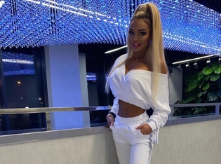 Urocza anielica z disco polo wystąpiła z pokaźnym dekoltem. Zdjęcie robi furorę.
