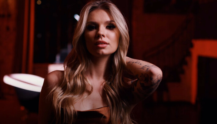 Arek Braxton zaskakuje! Nowa wersja WIELKIEGO HITU ”Ona jest ze snu” to taneczna petarda