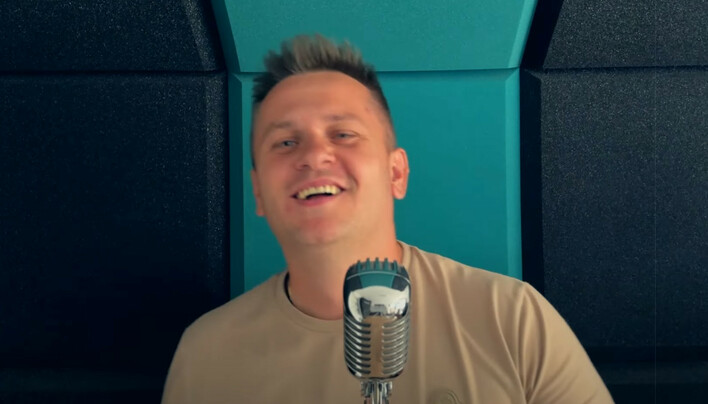 Arek Kopaczewski i Loki prezentują cover „W mych marzeniach” z repertuaru zespołu Maxel

