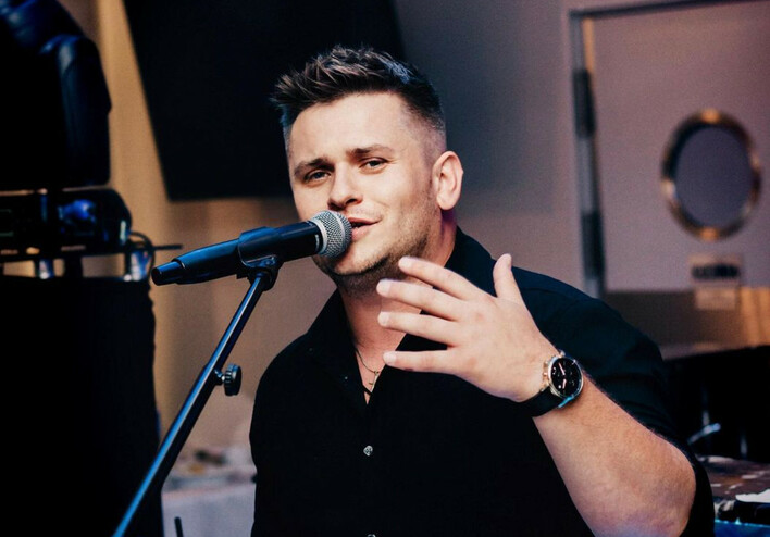 Arek Kopaczewski nagrał „Bliżej gwiazd”. Klasyk zespołu Korona w nowej wersji