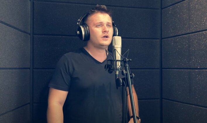 Arek Kopaczewski odświeżył wielki szlagier disco polo! To wykonanie zapiera dech w piersiach!