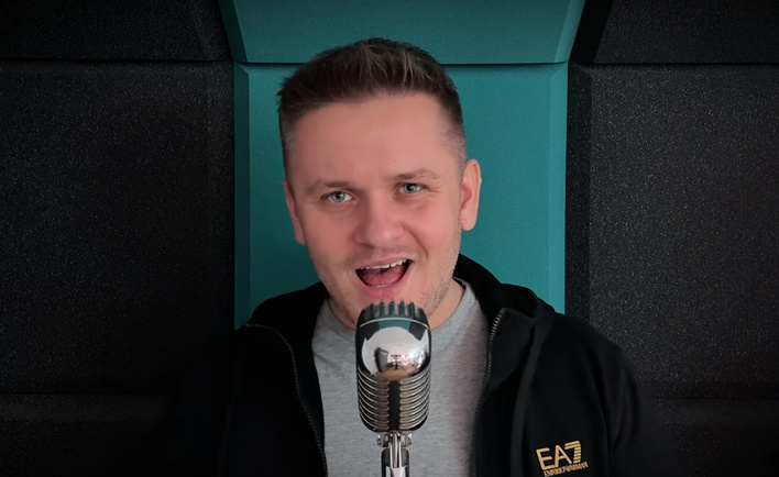 Arek Kopaczewski sięgnął po „Byle było tak”. Klasyk w zupełnie nowej odsłonie