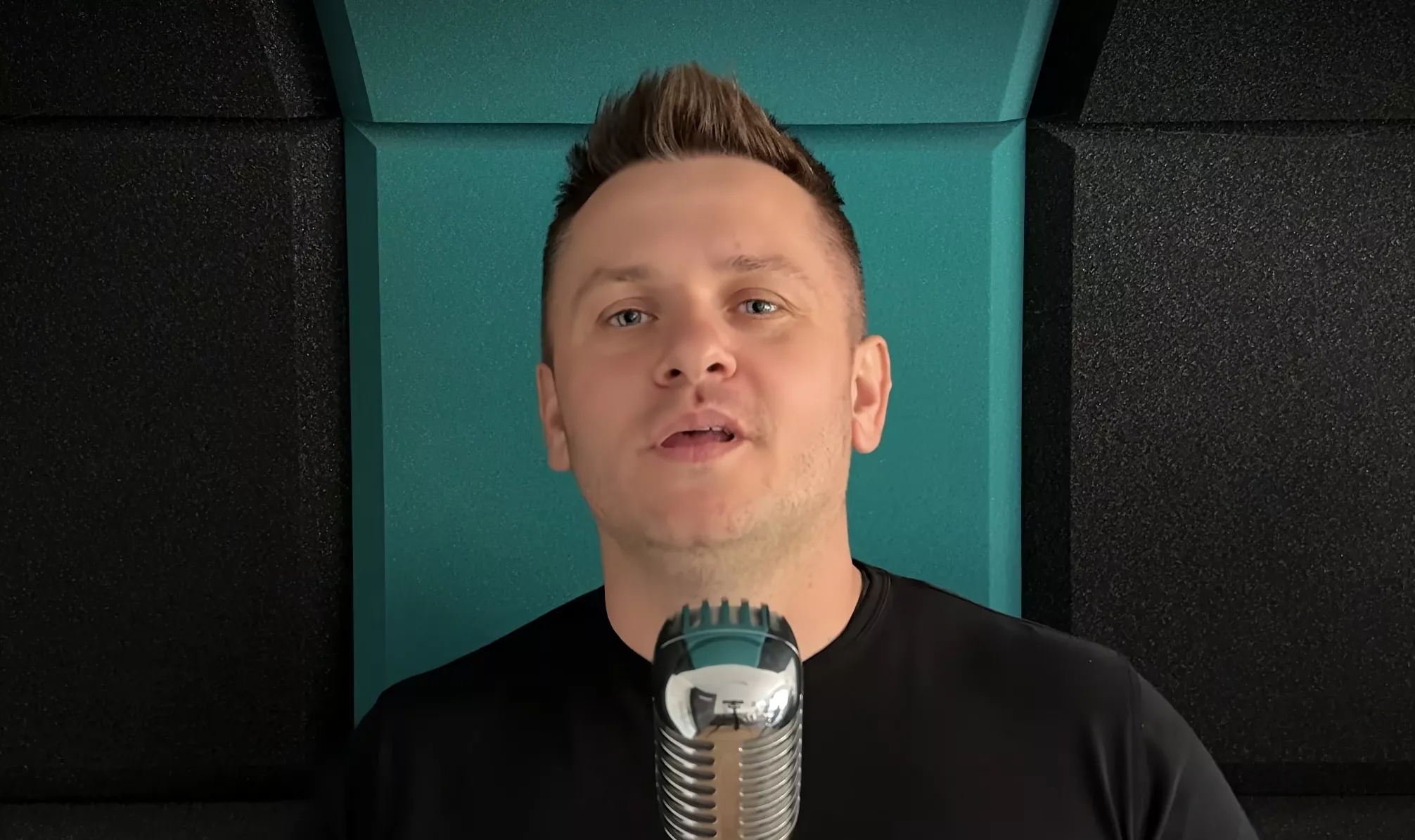 Arek Kopaczewski wziął na warsztat kultowy hit Tatry. Jego wersja „Ta dziewczyna była inna" robi wrażenie