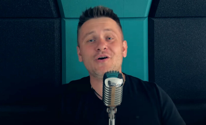 Arek Kopaczewski zaskoczył fanów! Tak brzmi jego wersja przeboju ”A wieczorem” zespołu Raider