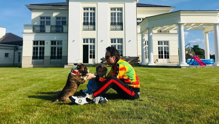 Popularny wokalista disco polo duszą towarzystwa! Tak spędza kwarantanne! 