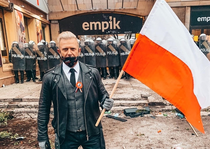 Gwiazdor disco polo oburzony atakami! Wziął udział w marszu Niepodległości!