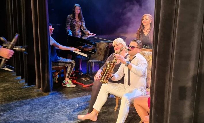 Artysta disco polo na skraju bankructwa? Pokazał się fanom bez butów! 