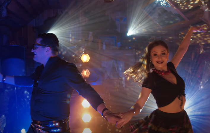 Idealna piosenka na sylwestrową noc?! Gwiazdor disco polo zaskoczył wszystkich internautów wyjątkową premierą! 