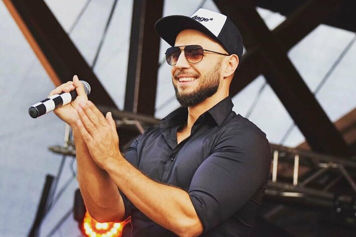 Gwiazdor disco polo za kierownicą taksówki?! Autoreklama trafiła do sieci!