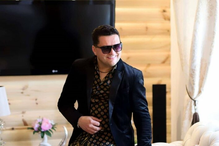 Wokalista disco polo w kwiecistym garniturze! Stylizacja robi piorunujące wrażenie!