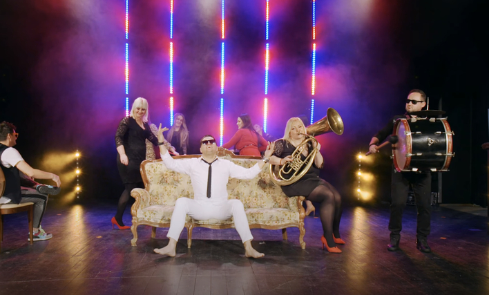 Gwiazdor disco polo zrywa ze stereotypami? Za ten kawałek pokochają go tłumy fanek!