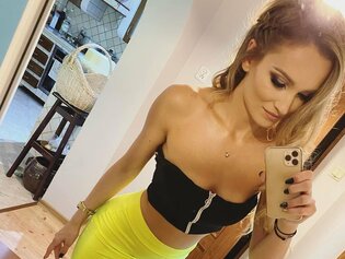 Ogromny dekolt i odsłonięty brzuch! Wokalistka disco polo kusi skąpą stylizacją!