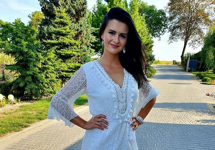 Wokalistka disco polo pozuje w stylowym bikini! Uwagę zwracają jej piersi! 