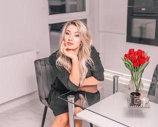 Artystka disco polo w eleganckiej stylizacji. Gwiazda przekazała gorące życzenia! 