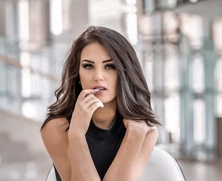 Artystka disco polo w śmiałej stylizacji. Wygląda bardzo zjawiskowo!