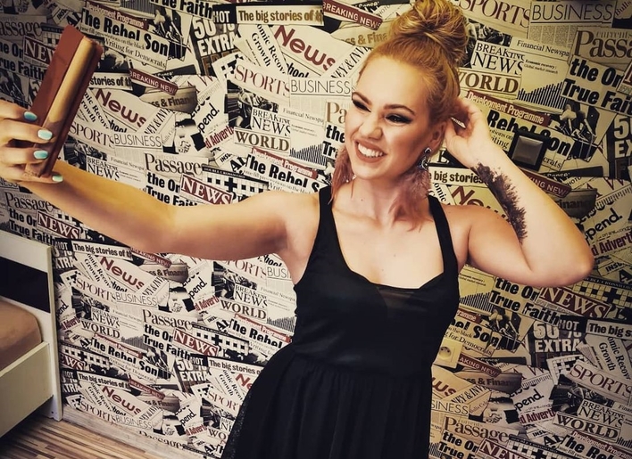 Kusa sukienka podkreślająca biust!  Przepiękna artystka disco polo z kieliszkiem Prosecco składa życzenia. 