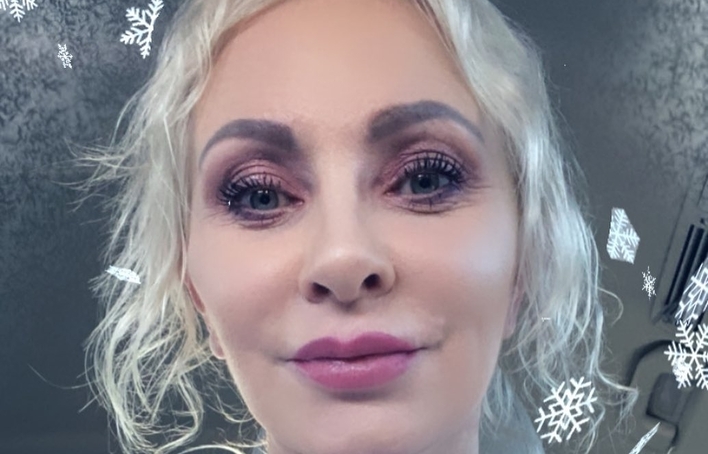 Artystka disco polo wygląda jak postać z baśni! Czy zamienia się w królową śniegu?