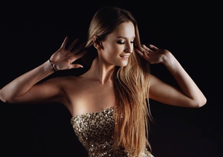 Przepiękna Artystka disco polo zachwyca sylwetką i urodą! Nie można oderwać od niej wzroku!