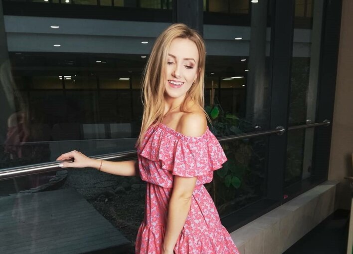 Piękna artystka disco polo zachwyciła wyjątkową stylizacją. Uwagę przykuwają odsłonięte nogi!