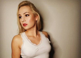 Artystka disco polo zapomniała włożyć spodni?! Widok zwala z nóg. Internauci zachwyceni jej ciałem!