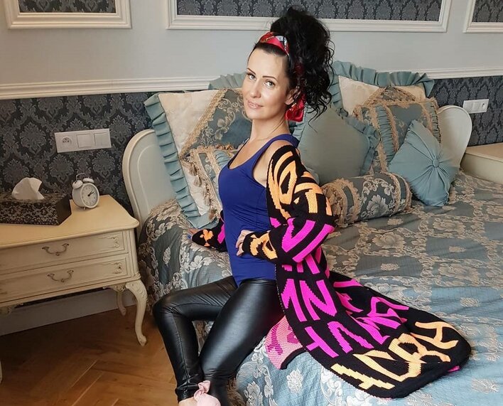 Ideał kobiecości?! Popularna wokalistka disco polo stanęła na głowie! 