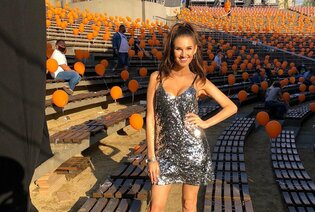 Gwiazda disco polo w ubraniach po rodzicach i torebce prababci! Wokalistka kradnie show!