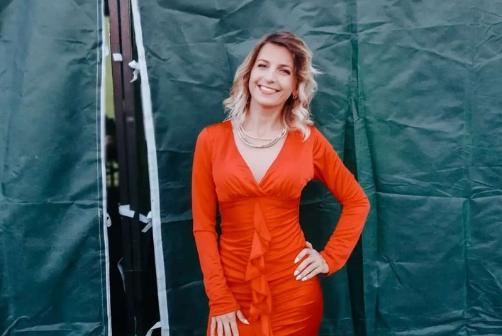 Nieziemsko piękna królowa disco polo kusi zgrabnymi nogami na koncercie! Fani disco polo zachwyceni wyglądem gwiazdy! 