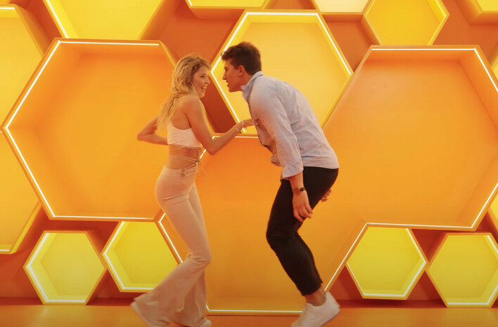 Avangarde zaprasza na taneczną podróż w nowym singlu „Zatańczyć chcę„! PREMIERA