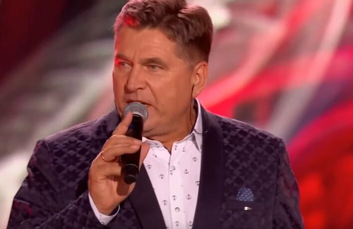 Aż ciarki przechodzą! Fascynujący występ cesarza disco polo!