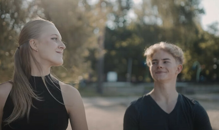 „Aż łza w oczach się kręci„ - niezwykła premiera w disco polo! Klaudia Bemler zaskakuje! Fani „brakuje takich utworów w branży„