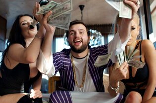 Bajecznie bogaty gość ze wschodu wystąpił w klipie disco polo! 