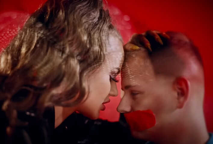 Bajorek zaskoczył znakomitą nowością pt. ”Nie oddam Cię nikomu”. Fani „To jest to czego brakowało w muzyce disco polo„