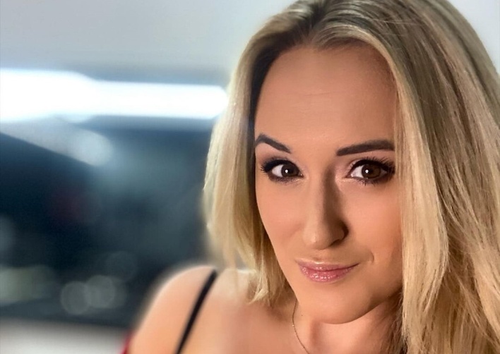 MEGA Gorące zdjęcie ślicznej wokalistki disco polo podbija sieć! Z jej ramienia zsunęło się ramiączko!