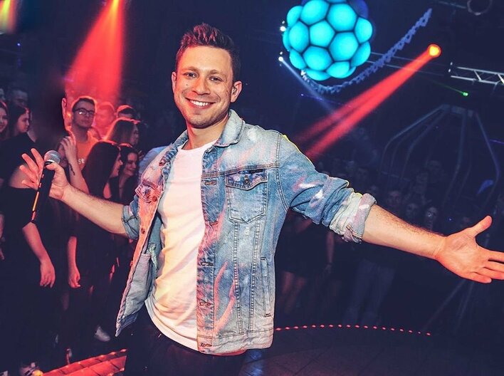 Bardzo popularny artysta disco polo zdradził sposób na tęsknotę za dziewczyną! 